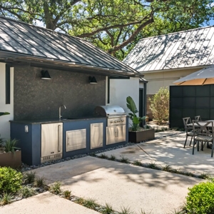 Outdoor kitchen patio